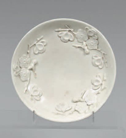 CHINE - XIXe siècle 
Petite coupelle en porcelaine émaillée blanc de Chine à décor...