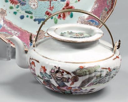 CHINE - XIXe siècle 
Théière en porcelaine émaillée polychrome dans le style de la...