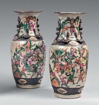 CHINE/Nankin - Vers 1900 
Paire de vases en porcelaine émaillée polychrome à décor...