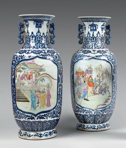 CHINE - XXe siècle 
Deux vases balustres à col ouvert en porcelaine bleu blanc ornée...