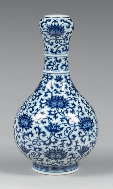 CHINE 
Vase de forme suantouping (gousse d'ail) en porcelaine décorée en bleu sous...