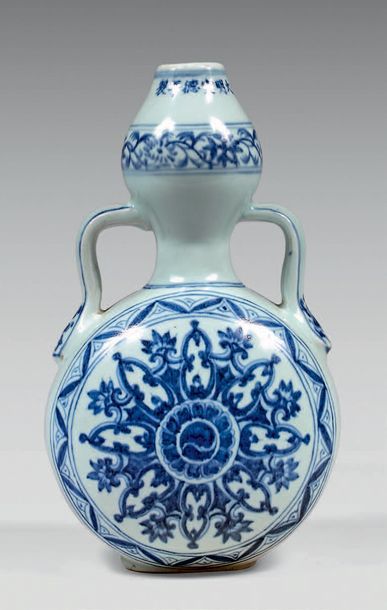 CHINE Vase de forme gourde en porcelaine décorée en bleu sous couverte d'une fleur...