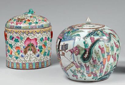CHINE - XXe siècle 
Deux pots couverts en porcelaine émaillée polychrome à décor...