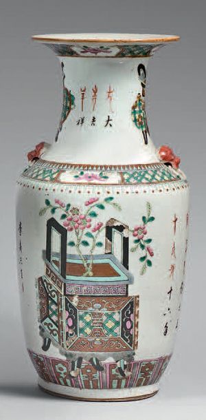 CHINE - XXe siècle 
Vase de forme cylindrique à col évasé en porcelaine émaillée...