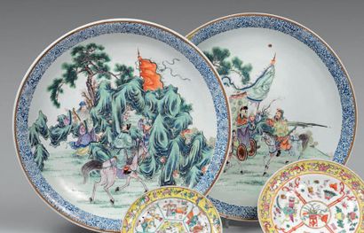 CHINE - XXe siècle 
Paire de grands plats en porcelaine blanche émaillée polychrome...