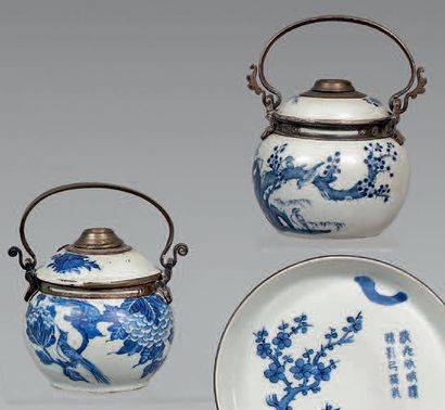 VIETNAM - Fin du XIXe siècle 
Deux pipes à eau en porcelaine à décor en bleu sous...