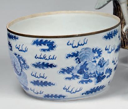 VIETNAM - XIXe siècle 
Grand bol en porcelaine à décor en bleu sous couverte de chimères...