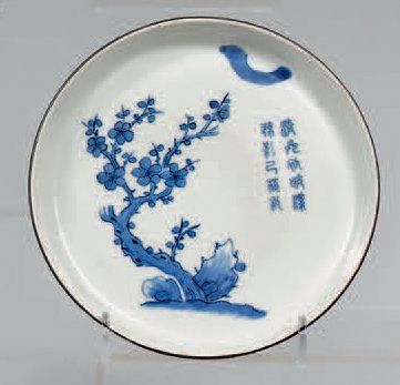 VIETNAM - XIXe siècle 
Deux petites assiettes cerclées de métal en porcelaine blanche...