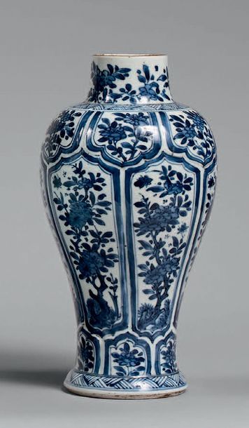 CHINE - Époque KANGXI (1662-1722) 
Vase en porcelaine décorée en bleu sous couverte...