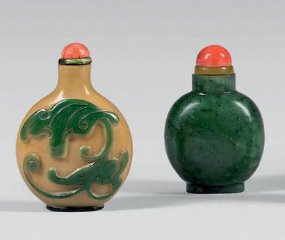 CHINE - XIXe/XXE siècle 
Deux flacons tabatières, l'un en néphrite épinard, l'autre...