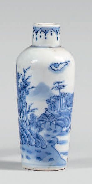 CHINE - Vers 1900 
Flacon tabatière en porcelaine bleu blanc à décor de paysage lacustre.
Hauteur:...