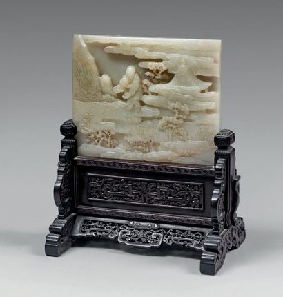 CHINE - XIXe siècle 
Plaque de forme rectangulaire en néphrite céladon à décor sculpté...