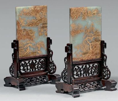 CHINE - XIXe siècle 
Paire d'écrans en néphrite céladon à décor laqué en or de pavillons...