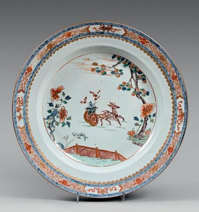 CHINE - Époque KANGXI (1662-1722) 
Grand plat en porcelaine décorée en émaux polychromes...