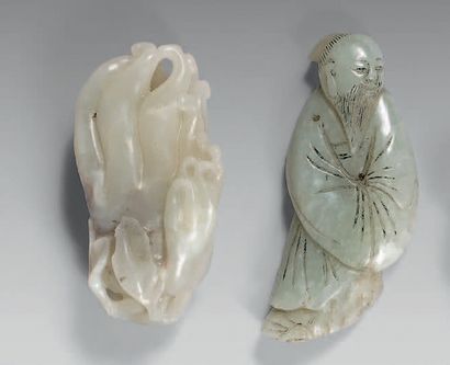 CHINE - XXe siècle 
Citron digité en néphrite céladon et ornement en forme de lettré...