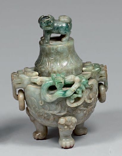 CHINE - Vers 1900 
Brûle-parfum tripode en jadéite céladon et vert sculpté sur la...