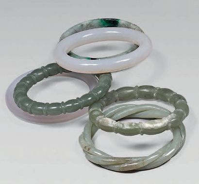 CHINE - XXe siècle 
Ensemble de six bracelets dont: deux en agate, deux en serpentine...