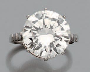 null Bague en platine 850 millièmes sertie d'un diamant solitaire de forme ronde...