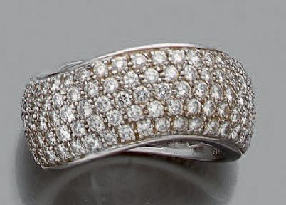null Bague bandeau mouvementée en or gris 750 millièmes entièrement pavée de diamants...