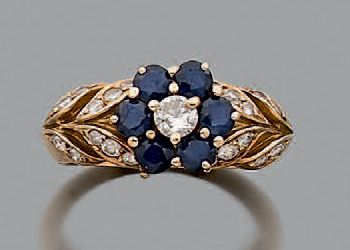 null Bague en or jaune 750 millièmes ornée d'un motif fleur serti d'un diamant rond...