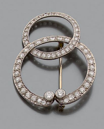 null Broche doubles cercles entrelacés, sertie de diamants ronds de taille brillant.
Longueur:...