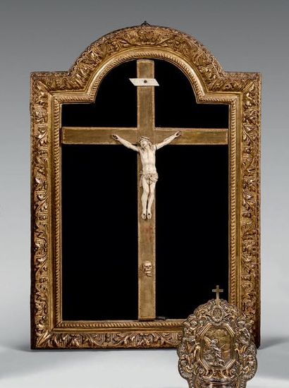 null Crucifix en ivoire, le périzonium retenu par une cordelette, avec titulus et...