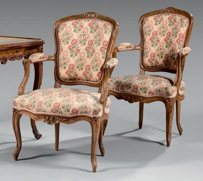 null Pair of convertible armchairs in molded walnut carved with flowers. Armrests...