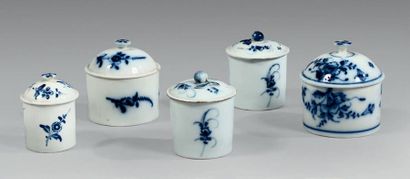 null Cinq pots à pommade en porcelaine de Mennecy et Paris, à décor en camaïeu bleu...