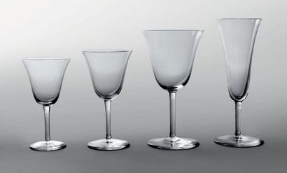 null Partie de service de verres en cristal de Saint- Louis modèle «Tulipe». Il comprend:...