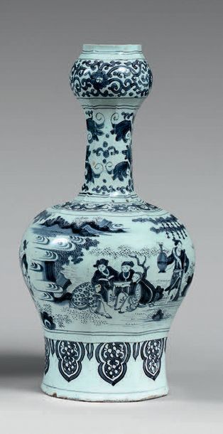 null Vase à col en faïence décoré en camaïeu bleu dans le goût chinois.
Delft, début...