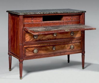 null Mahogany chest of drawers opening with three drawers, the top one with a hinged...