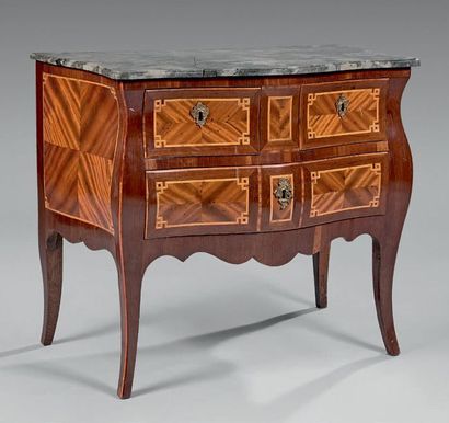 null Chest of drawers with a curved front in satin veneer and mahogany inlaid with...
