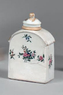 null Porcelain tea box in Compagnie des Indes taste (accident) and porcelain cup...