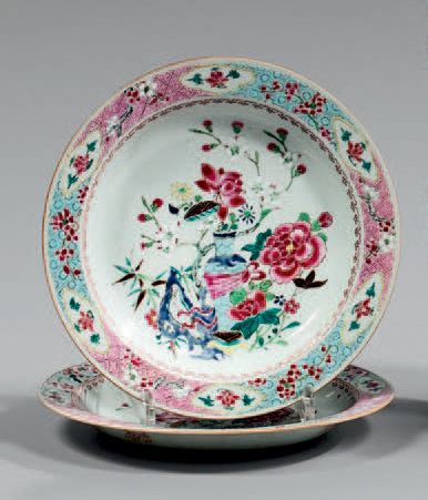 null Pair of hollow porcelain plates from the Compagnie des Indes of the pink family...