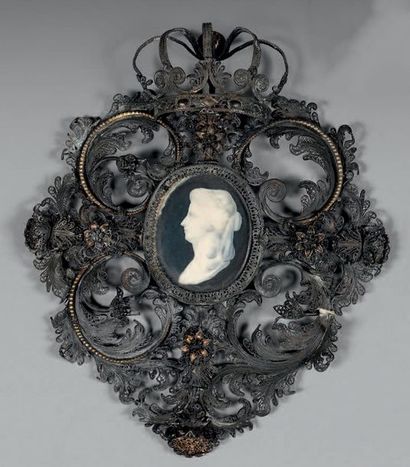 null Oval miniature decorated with a female profile simulating a cameo. Frame in...