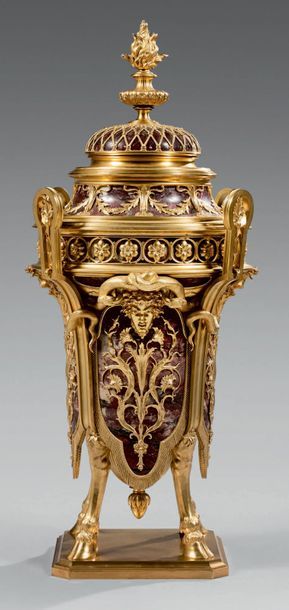 null Large vase in red Belgian marble with a rich gilded bronze mesh frame decorated...