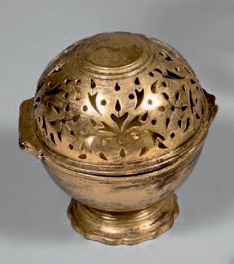 null Boule à savon en laiton doré ajouré.
XVIIIe siècle.
Hauteur: 9 cm