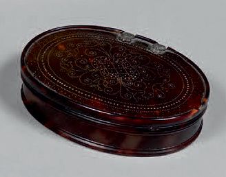 null Oval snuffbox in horn with quilted decoration, the inside decorated with a polychrome...