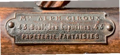 null Étagère vitrine à montants bambou à trois niveaux. Marqué «Mon Alph Giroux 43...