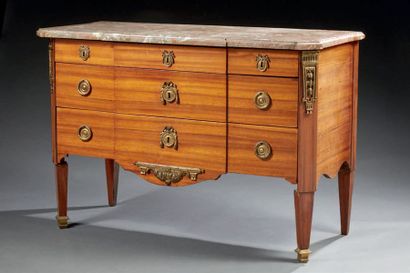 null Chest of drawers with a slightly raised front in mahogany veneer, opening with...