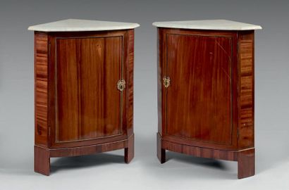 null Pair of corners with a slightly curved front in mahogany veneer and satin veneer...