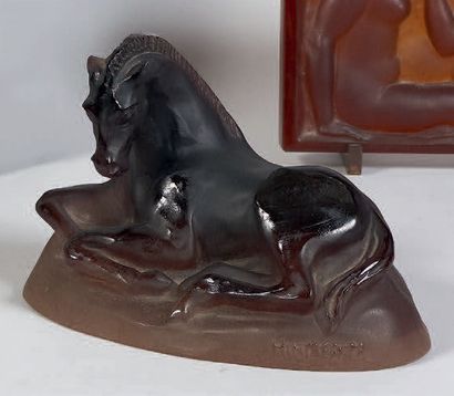 DAUM & Alexis HINSBERGER (1907-1966) 
Coated
foal Subject in dark brown glass paste,...