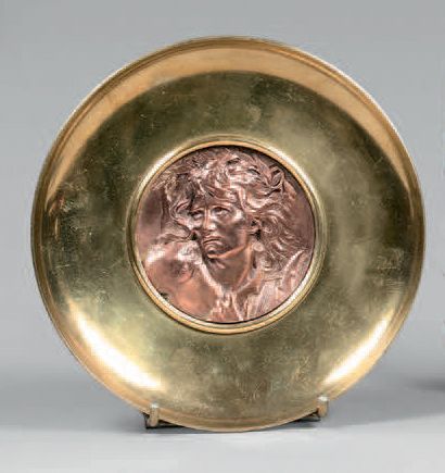 LUCIEN COUDRAY (1864-1932) 
Coupe. Épreuve en bronze à patine dorée, fonte d'édition...