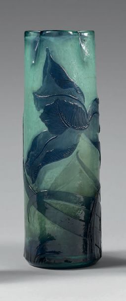 Émile GALLÉ (1846-1904) 
Cylindrical vase with a three-lobed neck, hot pinched. Industrial...