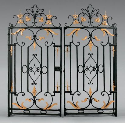 Travail des années 50 
Pair of wrought iron apartment grills with black and gold...