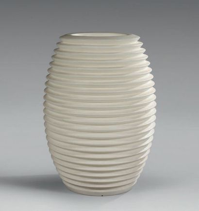Ron ARAD (né en 1951) 
Grande vasque lumineuse modèle «Top/Pot» en polyéthylène blanc.
Édition...