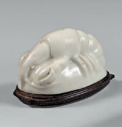 SAINT-CLOUD Boîte en forme d'écrevisse.
XVIIIe siècle.
Longueur: 4,5 cm