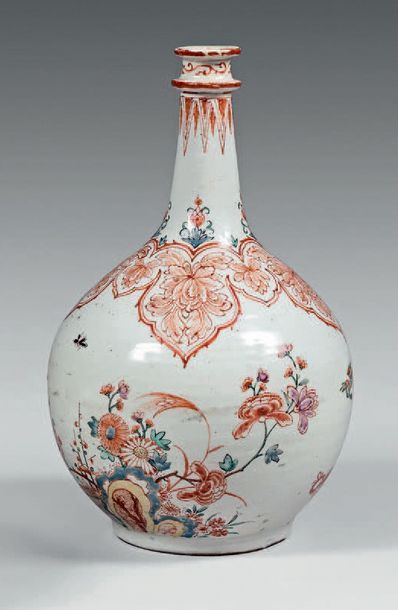 JAPON Bouteille en porcelaine à décor polychrome européen dans le goût asiatique.
XVIIIe...