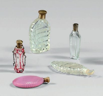 null Cinq flacons à parfums et à sels en verre, cristal et opaline.
XIXe siècle.