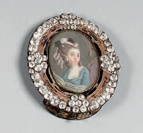 École FRANÇAISE du XVIIIe siècle 
Miniature ovale représentant une jeune femme tenant...